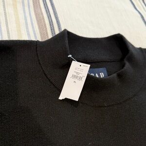 GAP Men's Black Crewneck Sweater
